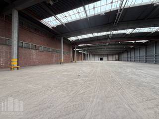 Magazijnruimte van 2.000 m² te koop, gelegen op een zeer gunstige locatie in Eeklo nabij de <strong>N9 </strong>en op slechts 5 minuten van de <strong>E34</strong>. Dankzij deze uitstekende bereikbaarheid zijn onder meer Gent, Antwerpen, Brugge en de kust (haven van Zeebrugge) vlot bereikbaar, kortom bijzonder geschikt voor productie-, logistieke en distributieactiviteiten. <br /><br />Het bedrijfsgebouw beschikt over ruime magazijn- en productieruimtes. De <strong>mogelijkheden zijn bijzonder uitgebreid</strong>, waarbij de gewenste oppervlakte volledig op maat van uw onderneming kan worden voorzien. Zo kan de beschikbare ruimte worden afgestemd op de specifieke noden en de gewenste invulling van uw activiteiten. Zowel grotere als kleinere <strong>oppervlaktes zijn bespreekbaar.</strong><br /><br />Interesse of wenst u meer informatie? Contacteer <strong>Giel </strong>voor bijkomende (technische) inlichtingen, plannen of een vrijblijvend plaatsbezoek via 0477 02 09 02.