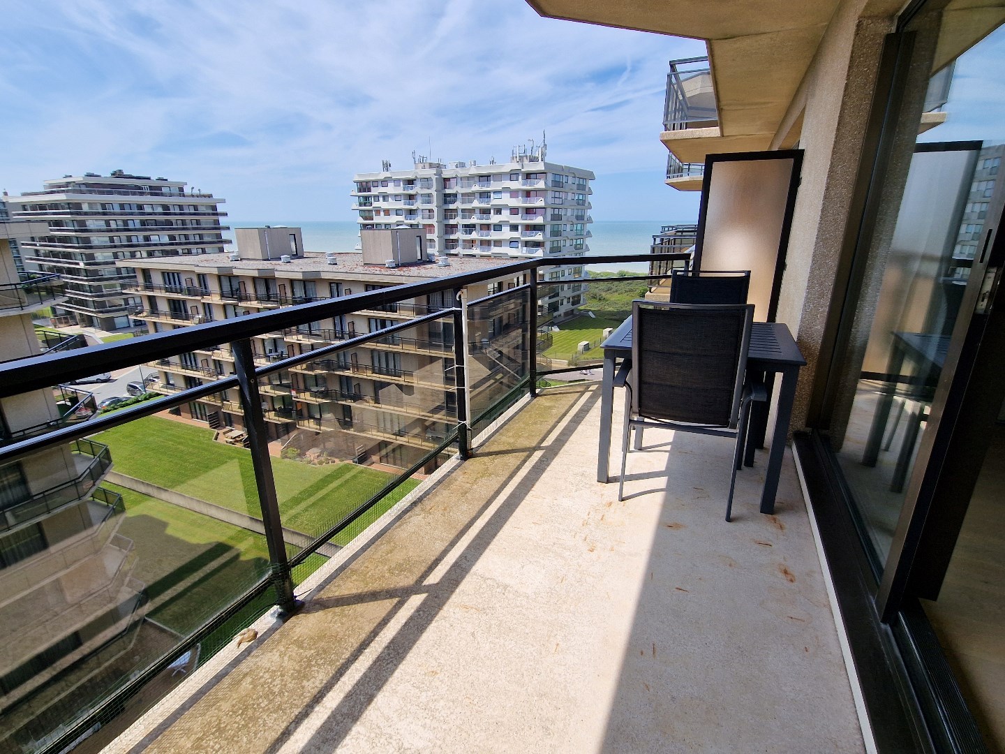 INSTAPKLARE STUDIO MET SLAAPHOEK + RUIM ZONNETERRAS + ZIJDELINGS ZEEZICHT GELEGEN OP DE PRACHTIGE LEOPOLD I ESPLANADE TE DE PANNE - foto 2