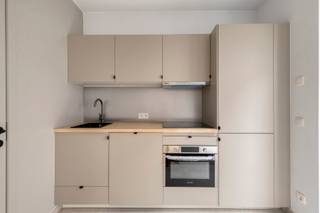 <span><strong>**Vraag uw brochure op/bezoek aan**</strong></span><br /><br />Op een steenworp van het centrum van Leuven kan je dit opbrengstpand met 5 vernieuwde studio's terugvinden. We bevinden ons dus in de begeerde omgeving van Gasthuisberg en ook een vlotte bereikbaarheid met het openbaar vervoer en een aansluiting op tal van verbindingswegen. Kortom zitten we op een toplocatie met allerlei faciliteiten in de buurt!<br /><br />Alle studio's zijn bemeubeld en beschikken over een volledig geïnstalleerde keuken, privatieve badkamer en enkele beschikken over een privatieve buitenruimte. Kortom, deze studio's bieden alles voor jong professionals en studenten op zoek naar een comfortabele woonplek op de stadsgrens.<br /><br />UNIT 00.01: Studio gelijkvloerse verdieping (25,85 m2), privatieve keuken, badkamer, aparte slaapruimte en privatief terras.<br />UNIT 00.02: Studio gelijkvloerse verdieping (28,63 m2) achterzijde, privatieve keuken, badkamer en privatief terras.<br />UNIT 00.03: Studio gelijkvloerse verdieping (23,76 m2) achterzijde, privatieve keuken, badkamer, aparte slaapruimte en privatief terras met uitzicht op groen.<br />UNIT 01.01: Studio eerste verdieping (25,66 m2), privatieve keuken, badkamer en aparte slaapkamer.<br />UNIT 02.01: Studio tweede verdieping (22,31 m2), privatieve keuken, badkamer en aparte slaapkamer. <br /><br /><span><strong>Op zoek naar een investering met onmiddellijk rendement? Dan ben je hier op het juiste adre</strong></span>s!<br /><br /><span><strong>Interesse? Vraag je brochure op en plan uw bezoek in met onze Expert Investeringsvastgoed: jack@connect-immo.be of 0495 53 46 49</strong></span><br /><br />EPC 00.01: 30 kWh/m² - 3535116<br />EPC 00.02: 49 kWh/m² - 3535173<br />EPC 00.03: 26 kWh/m² - 3535383<br />EPC 01.01: -12 kWh/m² - 3535253<br />EPC 02.01: 14 kWh/m² - 3535220