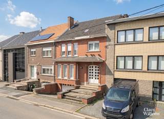 Gelegen in het centrum van Galmaarden, op wandelafstand van openbaar vervoer en winkels, vindt u deze verder te renoveren woning.
De woning beschikt over een ruime inkomhal, een lichtrijke woonkamer met eetplaats en open keuken, drie slaapkamers op de eerste verdieping (17,5 m², 17,5 m² en 9 m²) en een badkamer. De zolder is bereikbaar via een trektrap en biedt de mogelijkheid om ingericht te worden als extra slaapkamer.
Een extra troef is dat de woning volledig onderkelderd is, met onder meer een gedeeltelijke garage.
De muren zijn reeds gedeeltelijk geïsoleerd, er werd een nieuwe gascondensatieketel met hoog rendement geplaatst en de elektriciteitskast werd al vernieuwd.
Mis deze kans niet en maak van deze woning uw droomwoning!
De gegeven informatie en opgegeven oppervlaktes zijn louter indicatief en houden geen enkele juridische verbintenis in.