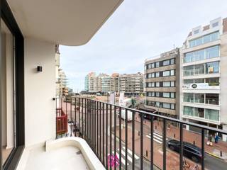 Dit nieuwbouwappartement in de Residentie Cosmopolite is uiterst goed gelegen op het einde van de Lippenslaan, vlakbij alle winkels, de zee en het strand.<br /><br />Het appartement werd volledig instapklaar gemaakt. Het bestaat uit een woonkamer met een terras, waarvan je zijdelings de zee kan zien, er is een open ingerichte keuken, een apart toilet, een mooie badkamer met inloopdouche, berging, een slaapkamer met inbouwkast en toegang tot het zonnig terras, een tweede kleinere slaapkamer waar je een enkel bed of stapelbed kan plaatsen en tevens toegang hebt tot het terras.<br /><br />In de kelderverdieping is er nog een aparte private berging voorzien.<br /><br />Vrij vanaf 1 september 2026.<br /><br />Forfait kosten syndic 75 €.