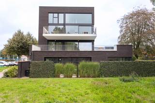 <p>Prachtig appartement op de eerste verdieping, gelegen te Essen-Wildert met alle nodige voorzieningen op wandelafstand! Het appartement is te bereiken via de trappenhal of via de lift en beschikt o.a. over een lichtrijke leefruimte met open keuken, 3 slaapkamers, een badkamer, een berging, een extra toilet en een zeer groot terras van ca. 50m². EPC A!</p>
<p>Het comfort wordt nog verhoogd door de ondergrondse autostaanplaats en kelderberging.</p>
<p>Huurprijs: €1250 + €75.</p>