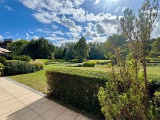 <p><span>Parkresidentie DE LIST</span></p><p><span>Wonen in een groene oase van rust, midden in een afgesloten privédomein van 5 hectare? Dit unieke gelijkvloersappartement in </span><span>De List</span><span> combineert villa-vervangend comfort met licht, ruimte en een prachtig uitzicht over park en vijver. En dat op een centrale ligging, vlak bij winkels, openbaar vervoer en belangrijke invalswegen.</span></p><p><span> </span></p><p><span>Troeven:</span></p><ul><li><span>Beste uitzicht over het domein</span></li><li><span>Twee terrassen met groen panorama</span></li><li><span>Conciërge &amp; afgesloten parkdomein</span></li><li><span>Luxueus van ruimte villa-vervangend wonen</span></li><li><span>Veel ingebouwde kasten</span></li><li><span>Lift aanwezig</span></li><li><span>Energiezuinig: EPC C</span></li></ul><p><span>Indeling:</span><span><br />Binnenkomen in de lichtrijke woonkamer van ca. 50 m² met grote raampartijen en toegang tot het zuidwestgerichte terras aan de tuin, met uniek zicht over het park en de vijver. De volledig ingerichte leefkeuken met eethoek sluit hier mooi bij aan. </span></p><p><span>Glazen deur naar portaal waar uitkomen: Twee slaapkamers, een gastentoilet, bijkeuken/berging en een tweede badkamer. De master beschikt over een ensuite badkamer met ligbad, douche, wastafel en toilet en een mooie dressing. De tweede badkamer heeft een douche, wastafel en wasberging. Zowel voor- als achteraan geniet je van een terras met uitzicht op het groen.</span></p><p><span>Bij dit appartement horen een private autostaanplaats in de ondergrondse garage en een ruime berging.</span></p><p><span> </span></p><p><span>Meer info of een bezoek? Bel </span><span>03 646 66 55</span><span> of mail naar </span><span>info@sinjoor.be</span></p>