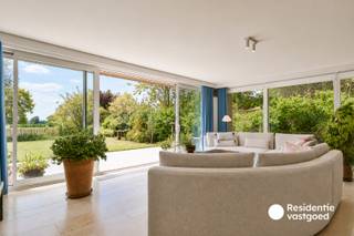 Deze ruime en verzorgde gelijkvloerse villa is gelegen op een prachtig perceel van maar liefst 2.279 m² en combineert comfortabel gelijkvloers wonen met een uitzonderlijk groene en rustige buitenomgeving. De woning is energiezuinig en beschikt over een EPC-label C, een conforme elektrische installatie en volledig asbestvrij!<br /><br />Via de inkomhal komt u binnen in de woning, die beschikt over drie volwaardige slaapkamers, een afzonderlijk toilet en een ruime badkamer met ligbad, inloopdouche, dubbel lavabomeubel en toilet. De master bedroom geniet bovendien van een rechtstreekse toegang tot de badkamer.<br />De ruime leefruimte vormt het hart van de woning en geniet dankzij de grote raampartijen van veel natuurlijk licht en een mooi zicht op de tuin. Aansluitend bevindt zich de ingerichte keuken met veel kastruimte en een praktische bijkeuken. Verder beschikt de woning over een bijzonder ruime garage/wasruimte, kelder en voldoende extra bergruimte.<br /><br />Buiten wacht een echte oase van rust. De zuidgerichte tuin is volledig omgeven door groen en beschikt over een prachtig verzicht op de omliggende omgeving. Hier geniet u in alle rust van optimale privacy en een prachtig groen kader.<br />Daarnaast is er een carport en ruime parkeermogelijkheden voor ca. 6 à 8 wagens.<br />De vermelde prijs is een richtprijs; elk bod wordt voorgelegd aan de eigenaar, die het recht heeft dit te aanvaarden of te weigeren.<br />Neem voorsprong met een vrijblijvende schatting via:<br />www.residentievastgoed.be/gratisonlineschatten
