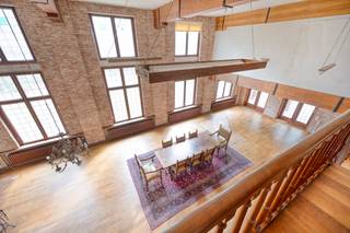 <p><strong>Uniek gelegen landhuis te koop in rustige, groenrijke Omgeving</strong></p>
<p>Bent u op zoek naar een sfeervol landhuis waar ruimte en natuur samenkomen? Dit landhuis biedt een unieke combinatie van authentieke charme en uw woonwensen. Gelegen in een rustige, groene omgeving, ideaal voor liefhebbers van rust, vrijheid en ruimte.<br />Ook aanrader voor grote (samengestelde) gezinnen met eventuele praktijruimte aan huis.</p>
<p><strong>Kenmerken van de woning:</strong></p>
<ul>
<li>Ruime woonkamer én onthaalruimte met hoge plafonds en veel lichtinval</li>
<li>Gezellige open haard voor sfeervolle avonden met ruimte voor je gezin of je genodigden.</li>
<li>Standaard uitgeruste,ruime leefkeuken</li>
<li>5 tot 9 ruime slaapkamers, perfect voor het hele gezin of gasten</li>
<li>Badkamer met ligbad en dubbele wastafel</li>
<li>1 douchekamer</li>
<li>Grote tuin met diverse terrassen en veel privacy</li>
<li>Mogelijkheid tot het houden van dieren,een hobby-of praktijkruimte</li>
<li>Garage en extra parkeerplaatsen op eigen terrein</li>
<li>Nabij centrum Mol (1km) en in bostrijke omgeving 15 kapellekes,op 1 km van</li>
<li>
<p>Europese school op 3 km en op 15km van de Nederlandse grens.<br /><br /></p>
</li>
</ul>
<p>Deze woning biedt volop mogelijkheden om te genieten van het buitenleven, terwijl de nabijheid van dorpjes en steden zorgt voor alle benodigde voorzieningen binnen handbereik.</p>
<p>Interesse? Neem contact op voor een bezichtiging en ervaar zelf de landelijke rust en ruimte die dit unieke huis te bieden heeft.</p>