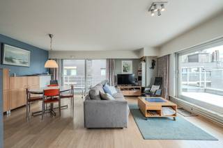 Enjoy a bright living space with a modern and equipped kitchen. You can also access the spacious terrace from the bedroom with extra storage...