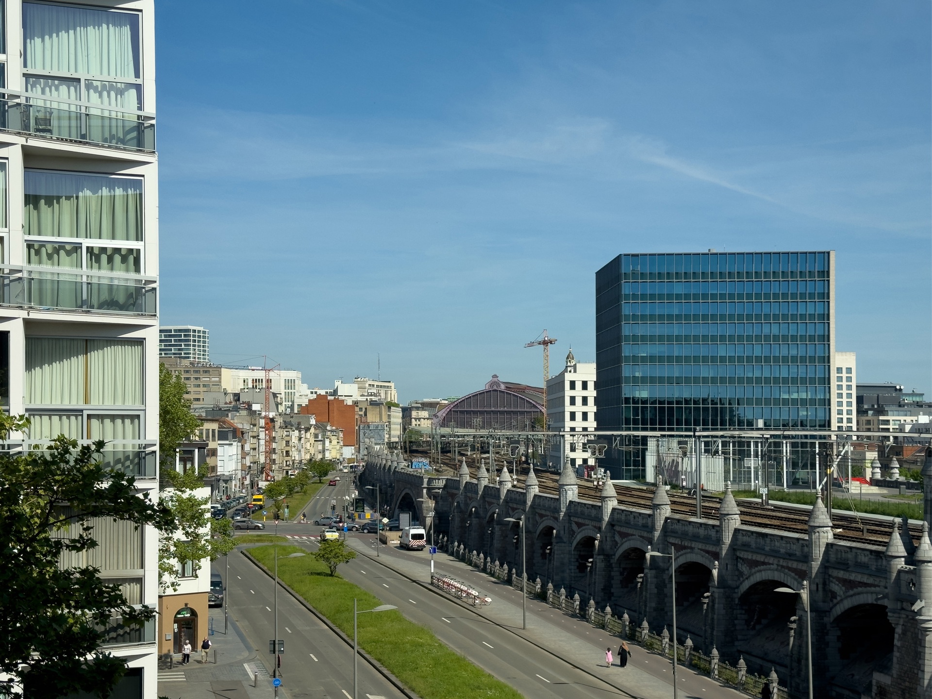 Ruim, volledig vernieuwd appartement met private parking - foto 5