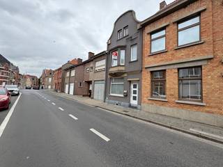 <p>Deze ruime gezinswoning is uitstekend gelegen in de Iepersestraat 85, in het hart van Roeselare. De woning bevindt zich op wandelafstand van winkels, bakkers, slagers, scholen en het openbaar vervoer.<br /> </p>
<h2><strong>Indeling</strong></h2>
<p><strong>Gelijkvloers:</strong> inkomhal, lichtrijke leefruimte met zit- en eethoek, ingerichte keuken met toegang tot de tuin, badkamer en kelder.</p>
<p><strong>Eerste verdieping:</strong> 3 slaapkamers, waarvan één met eigen toilet.</p>
<p><strong>Zolder:</strong> ruime polyvalente ruimte, bereikbaar via vaste trap.</p>
<p><strong>Buiten:</strong> zongerichte, afgesloten tuin van ca. 170 m² met terrassen en 2 tuinbergingen.</p>
<h2>Troeven</h2>
<ul><li>Centrale ligging in hartje Roeselare</li><li>139 m² bewoonbare oppervlakte op een perceel van 256 m²</li><li>Renovaties aan ramen, keuken, badkamer en gevels (2010)</li><li>Conform gekeurde elektrische installatie</li><li>3 volwaardige slaapkamers</li><li>Ruime zolder met tal van mogelijkheden</li><li>Zongerichte, afgesloten tuin van ca. 170 m²</li><li>2 praktische tuinbergingen</li></ul>
Hier geldt renovatieplicht.
