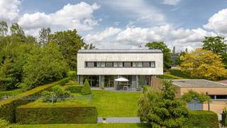 Riante woning met praktijkruimte op mooi aangelegd Zuid perceel te Lier.BEKIJK DE GRONDPLANNEN VAN DE WONING OP ONZE WEBSITEAlgemeen:- Zeer ruime...