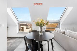 Dit bemeubeld éénslaapkamerappartement bevindt zich op een toplocatie in het centrum van Leuven, op slechts een steenworp van het historisch centrum, de universiteit, verschillende faculteiten, Gasthuisberg, IMEC en meer. Het appartement bestaat uit een inkomhal, een woonkamer met aansluitende eetruimte, een volledig ingerichte keuken en een badkamer met wastafelmeubel, toilet en douche, waarbij de aansluiting voor een wasmachine een extra troef vormt. Het gebouw beschikt over een gemeenschappelijke binnentuin, een lift en bevindt zich in een goed onderhouden en energiezuinige residentie (EPC label B). Bovendien is er de mogelijkheid om een autostaanplaats te huren in de ondergrondse garage voor €80/maand. De huurprijs bedraagt €1.200/maand met een vaste kost van €75/maand voor gemeenschappelijke lasten en water; elektriciteit en verwarming zijn inbegrepen in de huurprijs, enkel internet dient u zelf nog af te sluiten. Het appartement wordt verhuurd met een minimaal éénjarig contract en een waarborg van twee maanden. Heeft u interesse of bijkomende vragen? Neem dan gerust contact met ons op via 016 22 82 22 of info@homies.be.