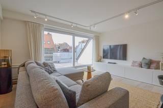 Volledig gerenoveerd duplex-appartement met twee ruime terrassen, ideaal gelegen nabij het commercieel centrum en de Zeedijk.<br />Indeling:<br />Inkomhal met gastentoilet en vestiaire.<br />Volledig uitgeruste keuken voorzien van alle comfort, met toegang tot het terras aan de achterzijde. Berging met voorzieningen voor het plaatsen van een wasmachine.<br />Lichtrijke leefruimte met bureauhoek, eetgedeelte, ingebouwde kasten en een gezellig salon dat uitkomt op het terras aan de voorzijde.<br />Verdieping:<br />Masterbedroom met ingebouwde kasten en aansluitende douchekamer.<br />Tweede ruime slaapkamer met ingebouwde kasten.<br />Derde kamer met stapelbed.<br />Douchekamer en een apart toilet.