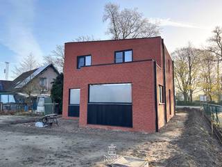 Deze nieuwbouwwoning ligt op een mooie locatie in het charmante Kessenich, bekend om zijn natuur en authentiek karakter. Dankzij de gunstige ligging zijn uitvalswegen en omliggende steden vlot bereikbaar.<br /><br />Op deze verkoop is het btw-tarief van 21% van toepassing.<br /><br />=> Indeling<br />Gelijkvloers: inkomhal, woonkamer, keuken en een berging <br />Verdieping: nachthal, drie slaapkamers, badkamer en een berging <br /><br />=> Afwerking<br />De woning wordt in casco plus staat verkocht (afwerking in overleg mogelijk) <br /><br />Meer informatie over deze afwerkingen via ons kantoor te verkrijgen.
