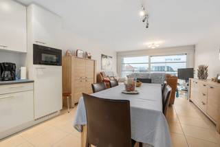 Ruime living met zonneterras en open keuken. Twee slaapkamers met dubbele bedden.Badkamer met ligbad en lavabo. Apart toilet en aparte berging met...