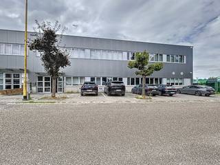 Cet espace de bureaux de 165 m² comprend :- Hall d'entrée- Bureaux au rez-de-chaussée avec espaces séparés- Toilettes et kitchenette- 8 places de...