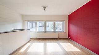 Dit ruim, instapklaar duplex-appartement is gelegen midden in het centrum van het levendige polderdorp Stabroek. Winkels, scholen, openbaar vervoer en gezellige horeca vindt u letterlijk om de hoek. Grote troef aan dit appartement is het grote dakterras, waar u in alle rust en privacy de ganse dag van het zonnetje en de buitenlucht kan profiteren. Bovendien werd het terras in 2025 keurig vernieuwd. U komt het appartement binnen via een aparte inkom, die louter door deze unit gebruikt wordt. De trap leidt u naar de eerste verdieping, waar u boven komt in deze gezellige, lichte en ruime woonkamer. Verder vindt u op de eerste verdieping een gerieflijke, volledig ingerichte leefkeuken met groot schuifraam naar het terras, een hal en apart gastentoilet. Vanuit de woonkamer brengt een tweede trap u naar de bovenste verdieping. Hier treft u de nachthal, een ruime master-bedroom, gigantische badkamer met bad, tweede toilet en dubbele wastafel en een volwaardige kinderkamer. Onder het puntdak beschikt u nog over een praktische bergzolder, die toegankelijk is via een luik met schuiftrap. Het appartement beschikt niet over een garage, maar u kan de wagen gratis parkeren in de tegenovergelegen straat of op het nabijgelegen Picoloplein. Er zijn geen gem. kosten!
