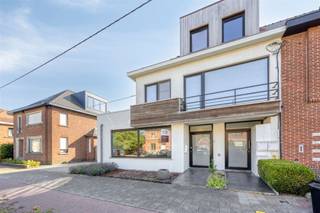 <p>Ideaal als investering of voor eigen bewoning.</p><p>Gelegen in een rustige eenrichtingsstraat, op wandelafstand van het station, winkels, horeca en alle dagelijkse voorzieningen, biedt dit instapklare gelijkvloerse appartement een uitstekende combinatie van comfort, bereikbaarheid en een centrale ligging.</p><p>Troeven:<br />• Interessante investering met aantrekkelijk verhuurpotentieel<br />• Recent vernieuwd en instapklaar<br />• Kleinschalige residentie<br />• Lage gemeenschappelijke kosten<br />• Centrale ligging in het hart van Aalter</p><p>Interesse? Neem gerust contact op voor meer informatie of een vrijblijvend bezoek. Simon: +32 499 99 49 17 of simon@heritagevastgoed.be</p><p>Praktische info:<br />• EPC label C | 218 kWh/m² jaar – geen renovatieverplichting<br />• Stedenbouwkundige inlichtingen: Vg | Wg | Gmo | Gvkr | Vv<br />• De bovenvermelde bewoonbare oppervlakte betreft de bruto oppervlakte zoals vermeld in het EPC-attest.<br /> </p>