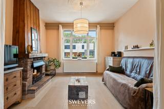 Voor meer info en foto’s, surf naar www.swevers.be<br /> – Charmant, licht en boordevol potentieel: deze halfopen bebouwing aan de Naamsesteenweg 256 in Sint-Truiden combineert authentieke elementen met reeds uitgevoerde renovaties. Denk aan vernieuwde verwarming, elektriciteit, sanitair, ramen én dak (2005-2008). De woning biedt 182 m² bewoonbare oppervlakte, verdeeld over twee volwaardige verdiepingen en een zolderverdieping van 40 m² met vaste trap. Op het gelijkvloers vind je een gezellige leefruimte (36 m²) met een open haard, ingebouwde kasten, een functionele keuken (12 m²), twee bergingen en toegang tot de tuin. Boven zijn er twee ruime slaapkamers (17 en 16,5 m²) en een grote, nette badkamer met bad, douche, toilet en wastafel. De droge kelder (30 m²) en de oostgerichte tuin maken het plaatje compleet.<br />Gelegen op een perceel van 3a41ca met een vlotte bereikbaarheid van scholen, openbaar vervoer, winkels en het centrum van Sint-Truiden. Deze woning is instapklaar, maar laat tegelijk ruimte voor persoonlijke afwerking of uitbreiding. Voor meer informatie, bel 012 699 900. Bron bewoonbare oppervlakte: EPC – verslag.