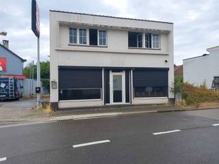 <p><span>Op een commerciële locatie in Maasmechelen bieden wij dit te renoveren handelspand met bovenliggend appartement aan. </span></p><p><span>De ligging is bijzonder gunstig: winkels, scholen, openbaar vervoer en belangrijke invalswegen bevinden zich op korte afstand, wat zorgt voor een uitstekende bereikbaarheid en een vlot dagelijks gebruik!</span></p><p><span> </span></p><p><span>Indeling &amp; oppervlakten</span></p><ul><li><span>Handelspand (gelijkvloers): ± 187 m²</span><ul><li><span>Ruime commerciële ruimte met tal van mogelijkheden</span></li><li><span>Achterliggend terras</span></li></ul></li><li><span>Appartement (1e verdieping): ± 69 m²</span><ul><li><span>1 slaapkamer</span></li><li><span>Badkamer</span></li><li><span>Aparte keuken, leefruimte en eetkamer</span></li></ul></li></ul><h3><span>Extra info</span></h3><ul><li><span>Momenteel verhuurd aan 750/maand </span></li><li><span>EPC-label: F (renovatieplicht van toepassing)</span></li><li><span>Verwarming via airco</span></li><li><span>PVC ramen met dubbele beglazing (vernieuwd in 2016)</span></li><li><span>Perceeloppervlakte: 2a71ca</span></li><li><span>Geen private parking aanwezig</span></li></ul><h3><span>Troeven</span></h3><ul><li><span>Sterke commerciële ligging met veel passage</span></li><li><span>Geschikt als opbrengsteigendom of voor eigen uitbating</span></li><li><span>Renovatie biedt mooie meerwaardekansen</span></li></ul><p><span>Interesse of een bezoek plannen? Neem vrijblijvend contact op voor meer informatie of een bezichtiging: 0484.35.70.32 of diana@jemar.be!</span></p>