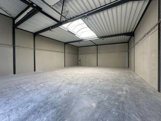 Nieuwbouw KMO-unit van 237 m² en 3 privatieve parkeerplaatsen te huur in Wevelgem.De geïsoleerde casco magazijnruimte is opgebouwd uit een...