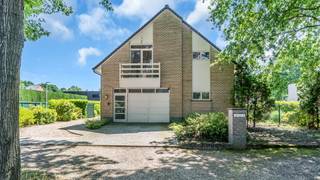 Welkom op de Schaapsdries 34 in Genk.<br /><br />Bent u op zoek naar een open bebouwing op een gunstige en gegeerde locatie in Genk (Bret)?<br />Bent u op zoek naar een woning dewelke u als kangeroewoning kan gebruiken?<br />Dan is deze bijzondere houtskelet woning precies wat u zoekt!<br /><br />Dankzij de doordachte indeling biedt deze woning de mogelijkheid om volledig gelijkvloers te wonen, ideaal voor wie toekomstgericht wil genieten van optimaal wooncomfort.<br /><br />Daarnaast leent de woning zich uitstekend tot het creëren van een kangoeroewoning of zorgwoning, waardoor één of twee gezinnen onder één dak kunnen wonen met behoud van hun privacy.<br /><br />Deze ruime en instapklare woning werd gebouwd in 2002.<br />De bewoonbare oppervlakte bedraagt maar liefst 268 m².<br />Het perceel van deze open bebouwing is 9a 57ca groot.<br /><br />Ontdek de mogelijkheden van deze unieke woning alvast via de AI videoreportage:<br />👉 https://player.vimeo.com/video/1199736183<br /><br />Troeven van de woning:<br />✔ Populaire en residentiële ligging (Bret)<br />✔ Mogelijkheid tot volledig gelijkvloers wonen<br />✔ Potentieel voor een zorgwoning/kangeroewoning<br />✔ Goed geïsoleerd: B-label - 161 kWh/(m² jaar)<br />✔ Woonoppervlakte: 268 m²<br />✔ Een volledig omheind perceel<br />✔ Zwembad aanwezig in een aangename buitenomgeving<br />✔ 5 slaapkamers<br />✔ Ruime garage en carport aanwezig<br /><br />Indeling<br />Kelder :
<ul>
<li>Bergruimte</li>
</ul>
Gelijkvloers: <br />Het gelijkvloers is functioneel ingedeeld en geniet van veel lichtinval.<br /><br />Samenstelling:
<ul>
<li>Inkomhal met aparte toilet</li>
<li>Woonkamer</li>
<li>Eetkamer </li>
<li>Volledig ingerichte keuken </li>
<li>Badkamer 1</li>
<li>Slaapkamer 1</li>
<li>Wasplaats/bijkeuken</li>
<li>Garage</li>
</ul>
Verdiep 1: 155 m² <br />De aanwezigheid van vier slaapkamers en twee badkamers maakt de woning geschikt voor een breed publiek.<br /><br />Samenstelling:
<ul>
<li>Nachthal</li>
<li>Slaapkamer 2 met keukentje</li>
<li>Slaapkamer 3 / ontspanningsruimte</li>
<li>Slaapkamer 4 met bijhorende dressing</li>
<li>Slaapkamer 5 met badkamer </li>
<li>Badkamer</li>
<li>Berging</li>
</ul>
Tuin:<br />Het perceel is volledig omheind en biedt een aangename en rustige buitenruimte.<br />De tuin is volledig aangelegd en beschikt over zwembad waar u in alle privacy kan genieten van het buitenleven.<br />Daarnaast beschikt deze woning over een ruime garage en carport, waardoor er voldoende opslagruimte aanwezig is.<br />De tuin is is noord/oostelijk zon georiënteerd.<br /><br />Documenten<br />Het grondplan, het EPC-verslag, de elektrische keuring en het inplantingsplan kan u eenvoudig downloaden in bijlage.<br /><br />Interesse in een bezichtiging?<br />Bel ons via 089 391 555 of mail naar info@frerevastgoed.be.<br /><br />* Opmetingen van de binnenmaten zijn indicatief en kunnen licht afwijken.