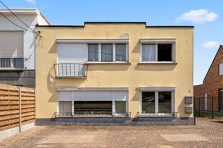 Kleinschalig appartementsgebouw met 2 appartementen.<br /><br />Dit kleinschalige gebouw met 2 wooneenheden en 2 garages is uitstekend gelegen in het centrum van Heist-op-den-Berg, op wandelafstand van winkels, horeca, openbaar vervoer en andere dagelijkse voorzieningen. De centrale ligging zorgt bovendien voor een uitstekende bereikbaarheid.<br /><br />Het gebouw omvat 2 afzonderlijke wooneenheden, elk voorzien van een aangename leefruimte, keuken, badkamer en slaapkamers. Daarnaast beschikt het pand over 2 garages, wat een grote meerwaarde vormt in het centrum.<br /><br />Het gebouw dateert van 1962 en werd doorheen de jaren steeds goed onderhouden. Dankzij de combinatie van de centrale ligging, de twee afzonderlijke woonentiteiten en de aanwezige garages biedt dit pand verschillende mogelijkheden, zowel voor eigen bewoning als voor verhuur of als interessante investering.<br /><br />Voor een bezoek ter plaatse en/of meer informatie, contacteer ons op het nummer +32 15 34 34 54*of via mail: sander.deloose@imovastgoed.be.