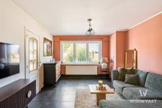 VOOR DE SNELLE BESLISSERS!!!<br /><br />BEZOEKMOMENT ZONDAG 06/09 10u-12u (ENKEL OP AFSPRAAK)<br /><br />Deze verzorgde rijwoning in Waasmunster combineert comfort en gezelligheid, zonder zorgen om renovatiewerken.<br /><br />Je komt binnen in een gezellige leefruimte met open keuken. Boven vind je 2 ruime slaapkamers, waarvan één met dressing, en een vernieuwde badkamer met toilet & bad. De zolder is klaar als 3e slaapkamer, enkel een vaste trap plaatsen volstaat.<br /><br />Buiten geniet je van een zonnige tuin met overkapping die ruimte biedt voor de loungeset of grote tafel, ideaal voor gezellige zomeravonden. Achteraan is er een achteruitweg met garage en extra parkeerplaats voor meerdere wagens.<br /><br />Troeven:<br /><br />- Instapklaar<br />- EPC B<br />- Conforme elektriciteit<br />- Asbestveilig<br />- Gezellige leefruimte met open keuken<br />- Ruime slaapkamers<br />- Zolder uitbreidbaar tot 3e slaapkamer<br />- Garage + extra parkeerplaats<br />- Zonnige tuin met overkapping<br /><br />Twijfel niet, plan snel een bezoek!<br /><br />📩 gilles@woonvast.be — 📞 0491 49 95 38 — 🌐 www.woonvast.be