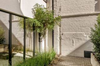 <p>Marnix – Wonen in het kloppend hart van ’t Zuid</p><p>Droom je van wonen op ’t Zuid, tussen koffie- en wijnbars, terrasjes en de Schelde? Well, this is your lucky day. Op wandelafstand van ons geliefkoosde Marnixplaats in het hart van ’t Zuid: Lambermontstraat 18 – project Marnix.</p><p>Hier woon je vlak bij het nieuwe Zuidpark, het Museum voor Schone Kunsten en de vernieuwde Scheldekaaien. Een buurt waar een snelle koffie al gauw overgaat in lunch, en voor je het weet eindigt op een terras aan de Marnixplaats. Alles doe je hier te voet. Citylife op zijn best! <br />Ook praktisch zit je hier goed. De Ring ligt vlakbij, net als openbaar vervoer en verschillende Vélostations. Daarnaast bevinden zich verschillende scholen op wandel- en fietsafstand.</p><p>• Absolute toplocatie te Antwerpen-Zuid<br />• Luxe-afwerking op niveau<br />• Terras en tuintje<br />• BEN-label: energiezuinig en duurzaam wonen<br />• Aankoop onder registratiestelstel</p><p>De woning is gelegen in een kleinschalig project en heeft een eigen tuintje en terras. Het is de laatste beschikbare woning in het project.<br />Aan de straatkant liggen de appartementen. Zo liggen de woningen in een oase van rust.</p><p>Typerend voor de woningen? Een gezellige stadswoning met eigen tuin én terras. Beter wordt het niet! Een ruime lichte leefruimte met open keuken, voldoende bergruimte. Op de verdieping is er een masterbedroom met dressing en toegang naar een terras. Daarnaast een ruime tweede kamer en badkamer met grote inloopdouche.</p><p>De woningen zijn afgewerkt volgens de nieuwste normen en met kwalitatieve materialen. Denk aan Instagramwaardige afwerking om bij weg te dromen.<br />Uiteraard is er een fietsenberging voor de bewoners en beschikken alle units over een private kelder indien gewenst.<br />Een project voor wie graag midden in de stad woont, maar thuis toch wat ademruimte wil voelen.</p><p>Plan je bezoek via www.sinjoor.be of bel ons voor meer informatie 03 283 05 00.<br /> </p>
