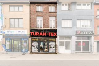 Dendermondsesteenweg 33, 9000 Gand<br /><br />Dans un excellent emplacement commercial, à seulement 200 mètres de la gare Dampoort (Gand), nous trouvons cette maison de commerce avec habitation. Idéal pour ceux qui souhaitent combiner vie privée et vie professionnelle ou qui recherchent un investissement rentable.<br /><br />Le rez-de-chaussée se compose d'un espace commercial d'environ 100 m² avec une vitrine de 5 mètres de large. À l'arrière se trouve un espace de stockage pratique.<br />Un escalier fixe vous permet d'accéder à la partie habitation. Au premier étage, la maison dispose d'un salon lumineux (21 m²), d'une cuisine (12 m²) et d'une salle de bains.<br />Le deuxième étage compte deux chambres spacieuses (16 m² et 13 m²). <br /><br />Atouts :<br /><br />- Emplacement idéal à 200 m de la gare de Dampoort<br />- Arrêt de bus devant la porte<br />- Emplacement commercial avec magasins et commodités à proximité immédiate<br />- Espace commercial ±100 m²<br />- Combinaison commerce &amp; habitation<br /><br />Une opportunité unique pour les indépendants, les professions libérales ou les investisseurs à la recherche d'un immeuble commercial stratégiquement situé et offrant un confort de vie.<br /><br />Intéressé ? Contactez Ilhan au 0489 27 20 72 pour plus d'informations ou pour une visite sur place.