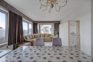 Dit appartement is gelegen op de vierde verdieping aan de Stationslaan en biedt een prachtig open zicht over het stadscentrum van Tongeren.INDELING:x...