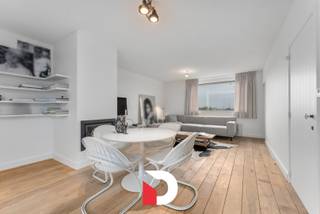 Maak kennis met dit schitterend dakappartement gelegen in de gegeerde Maria van Bourgondiëlaan te Kristus-Koning omringd door groen en met...