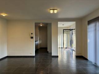 Gelijkvloers appartement met 1 slaapkamer, ruime tuin, ondergrondse autostaanplaats en kelderberging.Karaktervol en recent appartement op...