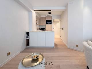 Cet élégant appartement rénové de deux chambres est situé sur le boulevard Léopold à Knokke, dans un immeuble calme et bien entretenu, à quelques pas de la digue et à proximité immédiate du boulevard Lippens. Le hall d'entrée donne accès à un espace de vie lumineux avec un agencement ouvert et harmonieux, adjacent à une cuisine moderne entièrement équipée d'appareils Siemens et Bora de qualité. Les deux chambres sont équipées d'armoires encastrées. La chambre principale peut accueillir un lit double, tandis que la deuxième chambre peut accueillir un lit de 140 x 200 cm ou un lit superposé. La salle de bains élégante est finie avec des matériaux de haute qualité et dispose d'une douche à l'italienne à effet pluie et d'un lavabo. Il y a également des toilettes séparées. La rénovation récente a été réalisée avec le souci du détail et du confort, avec notamment des finitions en mortex, du vitrage à haut rendement et un chauffage infrarouge économe en énergie avec réglage individuel via une application.<br /><br />Possibilité d'acheter les meubles et un parking dans le quartier.<br /><br />Extrait urbanistique et registre des mesures en cours de demande<br /><br />N'hésitez pas à nous contacter pour plus d'informations : tél. : 050 62 44 14 ou via knokke@immax.be
