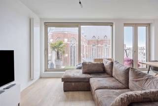 <p>Lichtrijk appartement met prachtig uitzicht in Antwerpen! Dit prachtige appartement van <strong>112 m²</strong> bevindt zich in een moderne wooncomplex in het hart van Antwerpen en biedt een ideale combinatie van comfort, stijl en uitzicht. Met <strong>drie ruime slaapkamers </strong>en <strong>twee royale terrassen</strong>, is dit appartement perfect geschikt voor gezinnen of koppels die kwaliteit en ruimte zoeken.</p><p><strong>Indeling:</strong> inkomhal met apart gastentoilet en een ruime berging. Vanuit de hal betreed je de <strong>lichtrijke leefruimte</strong>, die toegang biedt tot twee ruime <strong>terrassen met een totale oppervlakte van 24 m²</strong>. De leefruimte sluit naadloos aan op de <strong>volledig geïnstalleerde keuken</strong>, voorzien van alle hedendaags comfort (oven, microgolf, lavabo, koelkast en tal aan ingemaakte kasten). De nachthal geeft toegang tot de eerste badkamer, uitgerust met een douche en een lavabomeubel, evenals twee volwaardige slaapkamers van respectievelijk 9,5 m², 9 m² en een derde slaapkamer van 14 m² met een en-suite badkamer (ligbad, toilet, lavabomeubel).</p><p><strong>Troeven:</strong> gemeenschappelijke tuin, prachtig uitzicht, uitstekende locatie</p><p><strong>Extra: </strong><br />- EPC 46 kWh/m2 jaar (Score A -> GEEN renovatieverplichting!) <br />- Elektriciteit conform<br />- Watertoets: perceelscore A, gebouwscore A. <br />- Woongebied, stedenbouwkundige informatie in aanvraag</p><p>Nabij school, winkels, autosnelweg, openbaar vervoer, etc. Voor meer info ga naar www.coenenvastgoed.be of bel 03/375.82.92<br /> </p>