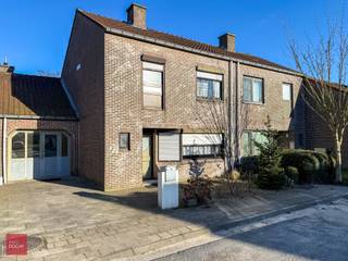Gezellige woning bestaande uit een inkomhall, living (inbouwcassette), keuken, wasplaats, 3 slaapkamers, badkamer, garage en tuin