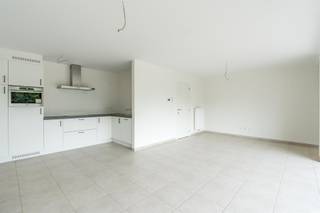 Net binnen de ring van Geel bevindt zich dit prachtige appartement met twee slaapkamers en een uitzonderlijk ruim terras.Via de inkomhal betreden we...