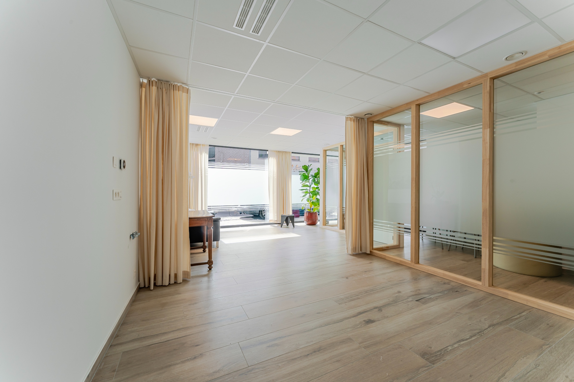 Groot (140m²) gelijkvloers appartement met praktijkruimte, 2 (mog. 3) slaapkamers en ruim terras/koer - foto 5