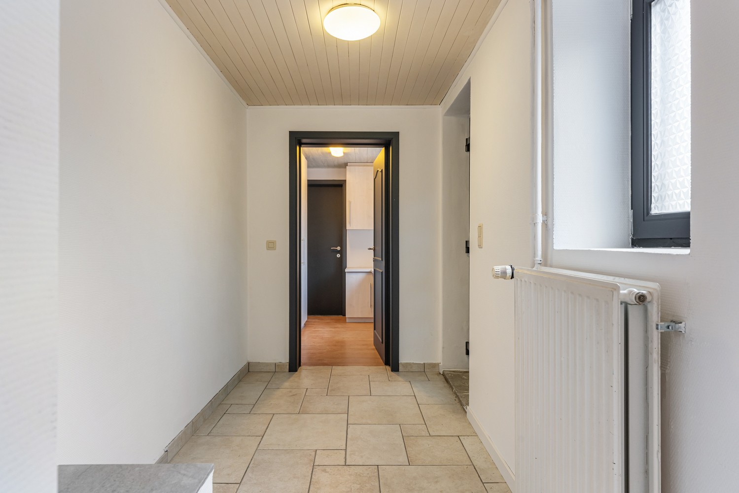 Gerenoveerde en instapklare woning met drie slaapkamers en achtergelegen tuin op een perceel van 11 are 5 centiare te Begijnendijk ! ! - foto 3