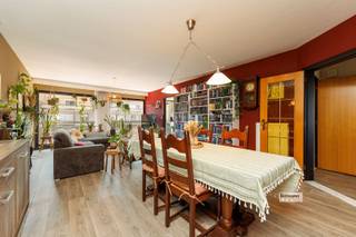 <p><span>Centraal gelegen appartement met twee slaapkamers en ruim terras.</span></p><p><span> </span></p><p><span>Dichtbij winkels, openbaar vervoer, scholen, etc. </span></p><p><span>Dak reeds geïsoleerd. Twee terrassen. Veiligheidsdeur.</span></p><p><span>Overal dubbele beglazing;</span></p><p><span> </span></p><p><span>Indeling</span><span>.</span></p><p><span> </span></p><p><span>Via een ruime inkomhal (met videofoon) met apart toilet komen we in de leefruimte met toegang tot een terras. De keuken die ook toegang heeft tot het terras.</span></p><p><span>Er zijn twee slaapkamers met rolluiken, waarvan een met ingemaakte kast. En toegang tot een ruim terras.</span></p><p><span>De badkamer heeft ook een plaats voor de wasmachine.</span></p>