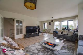 <p><span>Ruime gezinswoning met 3 slaapkamers in Leuven</span></p><p><span> </span></p><p><span>Via de inkomhal, met toegang tot de ruime garage, de wasruimte en het toilet, neem je de trap naar de ruime leefruimte met zit- en eetgedeelte. Hier kan je op elk moment van de dag genieten van voldoende lichtinval. De ruime open keuken is voorzien van alle comfort en heeft een mooi zicht op de rondom gelegen tuin. De groene tuin met terras is volledig omheind. </span></p><p><span> </span></p><p><span>Op de eerste verdieping zijn er 3 slaapkamers waarvan de Master Bedroom meer dan 25m² is. Bovendien is er een badkamer met dubbele wastafel &amp; bad en een douchekamer met wastafel aanwezig. Verder is er op deze verdieping ook nog een tweede toilet. De zolder, bereikbaar via de zoldertrap, is volledig afgewerkt. Komt hier de speelkamer of jouw bureau? Aan jou de keuze!</span></p><p><span> </span></p><p><span>Door de ruime garage heb je in deze woning plaats voor 2 wagens. Een fietsenrek werd ook voorzien. Ook op de oprit is er nog parkeerplaats. </span></p><p><span> </span></p><p><span>Wil je graag wonen op fietsafstand van het centrum van Leuven en met een vlotte verbinding naar Mechelen en Brussel? Dan is deze woning vast iets voor jou! </span></p><p><span> </span></p><p><span>Plan nu jouw bezoek!</span></p><p><span> </span></p><p><span>015 20 36 00 - info@domoxim.be</span></p>