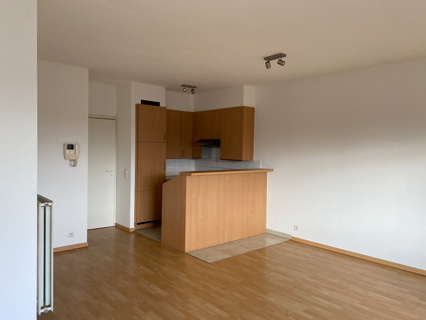 Centraal gelegen (verhuurd) appartement met twee slaapkamers en autostaanplaats! - foto 2