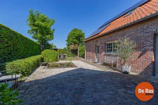 BEZOEKDAG OP ZATERDAG 20 JUNI VAN 10U TOT 13U (ENKEL OP AFSPRAAK)<br />LEDE - Instapklare en hedendaagse gezinswoning met ruime garage/werkplaats/praktijkruimte/opslagruimte /… van 66m² op toplocatie.<br /><br />Deze prachtige woning combineert ruimte, comfort en functionaliteit op een bijzonder gunstige ligging, vlakbij winkels, scholen, openbaar vervoer en belangrijke invalswegen. Dankzij de doordachte indeling én recente vernieuwingen is dit de ideale thuisbasis voor wie zorgeloos en comfortabel wil wonen.<br /><br />De ruime inkomhal leidt u naar de lichtrijke leefruimte, waar de gezellige Cosyflame gashaard meteen voor een warme sfeer zorgt. De open woon- en eetkamer vormen het kloppend hart van de woning en sluiten naadloos aan op de volledig geïnstalleerde keuken.<br />Op het gelijkvloers vindt u verder een praktische berging, een slaapkamer met douche en lavabo en een gastentoilet.<br />De eerste verdieping telt 3 volwaardige slaapkamers, waaronder een luxueuze master bedroom met aangrenzende dressing en badkamer, deze laatste is uitgerust met een bubbelbad en ruime inloopdouche.<br />Een apart toilet en linnenkamer vervolledigen deze verdieping.<br /><br />Bovendien beschikt de woning over een indrukwekkend bijgebouw (ca. 66 m²) dat kan gebruikt worden als garage/werkplaats/praktijkruimte/opslagruimte — ideaal voor zelfstandigen, hobbyisten of thuiswerkers.<br />Achter dit gedeelte bevindt zich nog een bureauruimte met aansluitend toilet en kitchenette, en op de verdieping een ruime polyvalente ruimte met tal van mogelijkheden.<br /><br />Ook buiten is het volop genieten. De volledig afgesloten en onderhoudsvriendelijke tuin beschikt over meerdere terrassen, waaronder een gezellig overdekt terras waar het in elk seizoen aangenaam vertoeven is.<br /><br />In 2024 kreeg de woning nog een grondige upgrade met onder andere schilderwerken, geïsoleerde wandbekleding, airco/warmtepompen en 19 zonnepanelen (8,36 kW) compatibel met thuisbatterij.<br /><br />Extra troeven: Conforme elektrische installatie, rolluiken op het gelijkvloers, regenwaterput (10.000 liter), zonneboiler, alarmsysteem met camerabewaking; laag energieverbruik door recente airco/warmtepomp<br /><br />Op zoek naar een ruime woning met karakter, comfort en veel mogelijkheden?<br />Contacteer ons snel voor een bezoek via 053/60.65.60.<br /><br />De vermelde prijs is een richtprijs. De verkoper behoudt zich het recht voor om te beslissen over de verkoop na ontvangst van de biedingen. De richtprijs is niet bindend. Voor meer informatie kunt u ons contacteren of het reglement raadplegen op onze website.