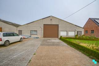 Deze opslagruimte van ca. 400 m² met automatische sectionaalpoort is vlot bereikbaar gelegen nabij de Brugseweg in Langemark-Poelkapelle...