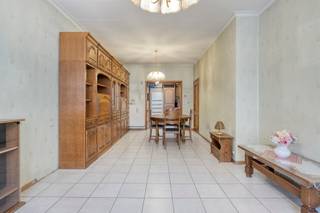 Rustig gelegen te moderniseren woning, ideaal als starterswoning.Indeling:Gelijkvloers:U betreedt de woning via de inkomhal die uitkomt in de...