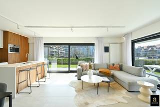 Gemeubeld tuinappartement met 2 slaapkamers gelegen op het Canadasquare, tussen La Réserve en het Casino. Licht en zonnig tuinappartement op...