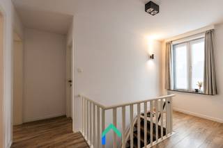 Algemeen<br />In het bruisende centrum van Meulebeke bevindt zich dit ruim, gerenoveerd duplexappartement. Dankzij de centrale ligging en het potentieel om de zolder nog verder af te werken tot volwaardig leefgedeelte biedt dit appartement heel wat troeven.<br /><br />Indeling<br />We komen het gebouw binnen waar er een gemeenschappelijke inkom is. Op de eerste verdieping bevindt zich het gerenoveerde appartement met een bewoonbare oppervlakte van maar liefst 142 m² (inclusief zolderruimte). Bij het betreden van het appartement komt u in de inkomhal met een praktische ingebouwde kastenwand waarin onder meer de technieken en aansluiting voor een wasmachine zijn voorzien. De leefruimte straalt warmte en gezelligheid uit dankzij de mooie laminaatvloer en geniet van een aangename lichtinval. De keuken sluit hier naadloos op aan en is volledig uitgerust met moderne toestellen waaronder een oven, koelkast, vaatwasser en inductiekookplaat. Het appartement beschikt over een ruime slaapkamer en een hedendaagse badkamer met inloopdouche en toilet. Via een vaste trap bereikt u de ruime zolder die tal van mogelijkheden biedt. Op dit moment doet deze zolderruimte dienst als extra opslagruimte, maar in de toekomst kan hier ook gekeken worden om extra slaapkamers te creëren.<br /><br />Troeven<br />* Instapklaar appartement met potentieel<br />* Geen syndickosten<br />* Centrale ligging<br /><br />Interesse<br />Dit pand biedt een unieke kans op een centrale in Meulebeke. De ruime indeling, het instapklare karakter en de centrale ligging maken van deze eigendom een plek waar comfort, functionaliteit en toekomstmogelijkheden samenkomen. Een bezoek met Mathieu zal u ongetwijfeld overtuigen van het potentieel dat deze eigendom te bieden heeft. <br /><br />T: 0479 63 53 01<br />M: mathieu@gentill.be