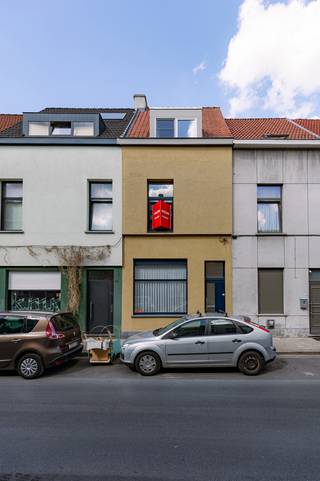 <p><strong>Charmante maison de ville prête à emménager au cœur de Brugsepoort</strong></p>
<ul>
<li>
<p><strong>Score PEB : C</strong></p>
</li>
<li>
<p><strong>Score mobilité : 9,3/10</strong></p>
</li>
</ul>
<p>Bienvenue au <strong>Reinaertstraat 94</strong>, une rue agréable et calme située dans le quartier animé de Gand. Grâce à son emplacement central, vous profitez ici du meilleur des deux mondes : un environnement résidentiel paisible tout en étant à proximité immédiate des commerces, écoles, transports publics et du centre historique. La maison se trouve également à deux pas de l’axe cyclable Zuidkaai-Coupure, à seulement 5 minutes à vélo du centre-ville.</p>
<h3>Agencement</h3>
<p>En entrant, vous accédez directement au séjour lumineux avec salle à manger. Le poêle à gaz apporte une atmosphère chaleureuse et conviviale. Dans le prolongement, une cuisine ouverte entièrement équipée avec coin repas s’ouvre sur une <strong>terrasse urbaine ensoleillée</strong> grâce à une grande baie vitrée – l’endroit parfait pour se détendre ou partager un repas.</p>
<p>Derrière la cuisine se trouvent une buanderie pratique/espace de rangement et un WC séparé. Vous bénéficiez également d’un accès à la cave sèche ainsi qu’au couloir menant à la cage d’escalier.</p>
<p>Au demi-niveau : une salle de bain moderne équipée d’une <strong>douche à l’italienne</strong>, d’un <strong>double lavabo</strong> et d’un WC séparé.</p>
<p>Au premier étage : une <strong>chambre parentale spacieuse</strong> avec armoires encastrées et hauts plafonds, ainsi qu’une deuxième chambre idéale comme bureau ou dressing, également avec rangements intégrés.</p>
<p>Au deuxième étage : une <strong>troisième chambre particulièrement vaste</strong>, pouvant être divisée en deux pièces distinctes. De là, vous accédez au grenier de rangement via une trappe escamotable.</p>
<p>La maison est <strong>parfaitement entretenue, très bien isolée et entièrement habitable immédiatement</strong>. Possibilité de reprendre la location d’un garage dans la rue pour seulement <strong>60 €/mois</strong>.</p>
<p>Proche de la réserve naturelle Bourgoyen-Ossemeersen, de nombreux restaurants et cafés, de la piscine Rooigem et du ring de Gand.</p>
<p>📞 <strong>Plus d’informations et/ou une visite : contactez Laura au 0473 41 35 62 ou via info@vicusvastgoed.be<span></span></strong></p>