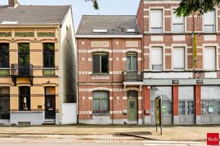 <p><span>In het hart van Edegem vinden we deze mooie en karaktervolle woning. Met een royale bewoonbare oppervlakte en een mooi zuid-gericht perceel van 317 m², biedt deze woning alle ruimte en mogelijkheden voor een groot gezin of een combinatie van wonen en werken. De centrale ligging met alles op wandelafstand is een grote troef. Technisch staat de woning op punt, met een mooi EPC B-label, conforme elektrische keuring, zonnepanelen, enz…</span></p>
<p><span>U komt binnen in een ruime inkomhal die toegang geeft tot 2 ruime kamers aan de straatzijde. Deze kunnen dienst doen als bureau of zoals vroeger in gebruik genomen worden als kantoor en praktijkruimte. Aan het einde van de gang bereiken we de grote woonkamer met daarachter de (te vernieuwen) veranda - mooi zicht op de rustige tuin. De volledig uitgeruste keuken is voorzien van moderne toestellen en een slimme indeling, waardoor koken hier telkens een plezier wordt. Er is een wasberging en apart toilet voorzien.</span></p>
<p><span>De 2 verdiepingen tellen telkens 2 ruime slaapkamers en een badkamer. Beide badkamers hebben toilet en lavabo, de ene is met bad en de andere met douche. Qua bergruimte is er naast een zolder ook een ruime kelder.</span></p>
<p><span>Plannen en documentatie te vinden op www.reds.be. Voor meer informatie of een bezichtiging, neem gerust contact op met Daniël via mail (daniel@reds.be) of telefoon (0475.25.30.64).</span></p>