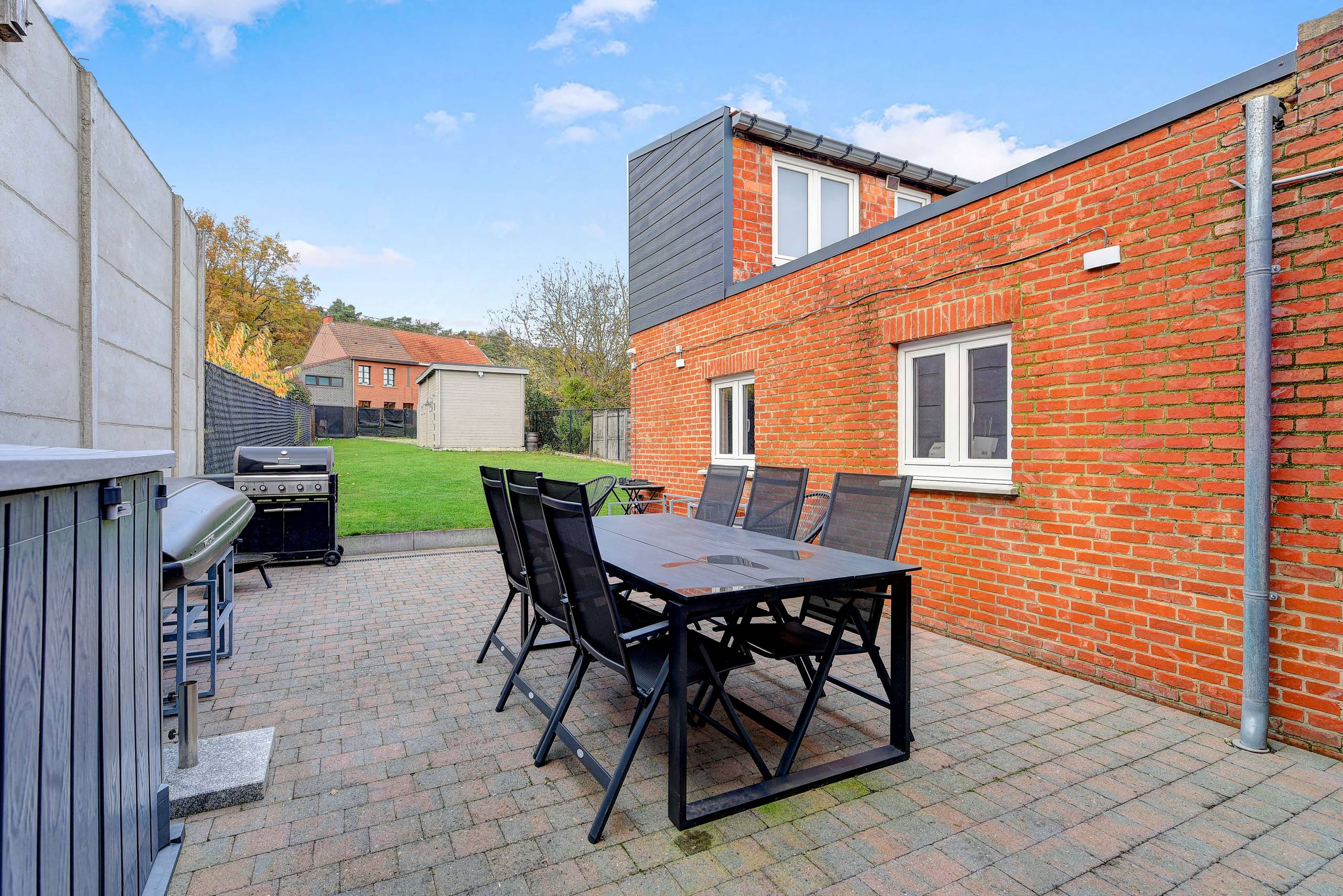 Grondig gerenoveerde woning met 2 ruime garages te Lubbeek. - foto 3