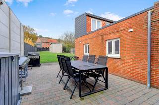 [[ DIT PAND NEEMT DEEL AAN DE ERA OPEN HUIZEN DAG OP 6/12 VAN 9:30 TOT 10:30 ]]Grondig gerenoveerde energiezuinige woning met 2 garages en volledig...