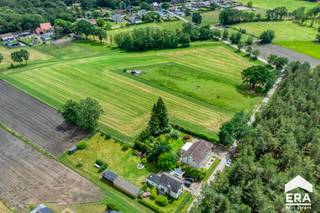 <p><strong>Rust, ruimte en natuur op een toplocatie!</strong></p>

<p>Bent u op zoek naar een woning waar u elke dag kunt genieten van rust, privacy en een prachtig vrij uitzicht? Dan is deze goed onderhouden woning met drie slaapkamers absoluut een bezoek waard.</p>

<p>Gelegen op een ruim perceel van <strong>11a 83ca</strong>, bevindt deze woning zich op een unieke locatie met slechts enkele woningen in de straat. Rondom geniet u van uitgestrekte weilanden, groene vergezichten en volwassen bomen, waardoor u zich midden in de natuur waant zonder in te boeten aan bereikbaarheid.</p>

<p><strong>Troeven:</strong></p>

<ul><li>Unieke en rustige ligging omgeven door weilanden en groen</li><li>Perceel van 11a 83ca</li><li>Vrij uitzicht aan meerdere zijden</li><li>Goed onderhouden woning</li><li>3 slaapkamers</li><li>Ideaal voor wie houdt van rust, ruimte en natuur</li><li>Asbestveilig</li><li>Geen renovatieverplichting</li><li>Gelijkvloers bewoonbaar</li></ul>

<p>Een woning zoals deze komt zelden op de markt. Ontdek zelf de charme en het unieke karakter tijdens een bezoek!<br /><br />Indeling: zie bijlage. </p>